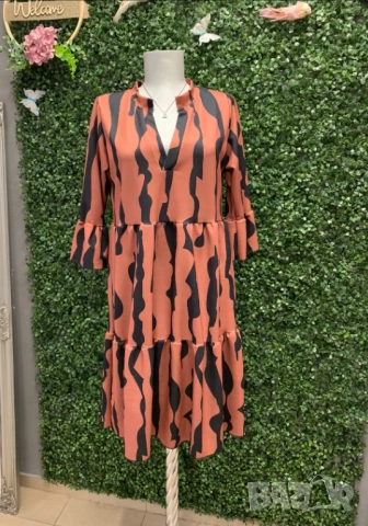   Есенна дамска рокля в актуален десен  