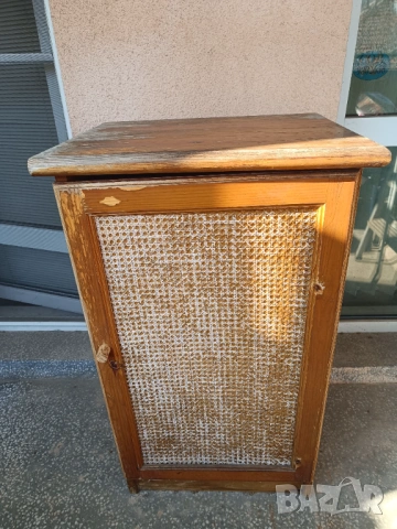 Шкафче с врата, масив