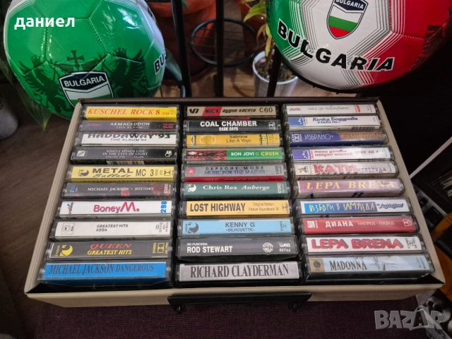 Куфарче с 30 бр. оригинални, лицензирани и пиратски касети с хубава музика