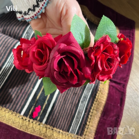Диадема с рози в червено