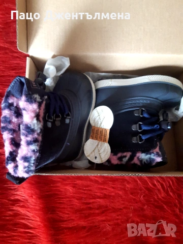 Нови ботуши за малко дете