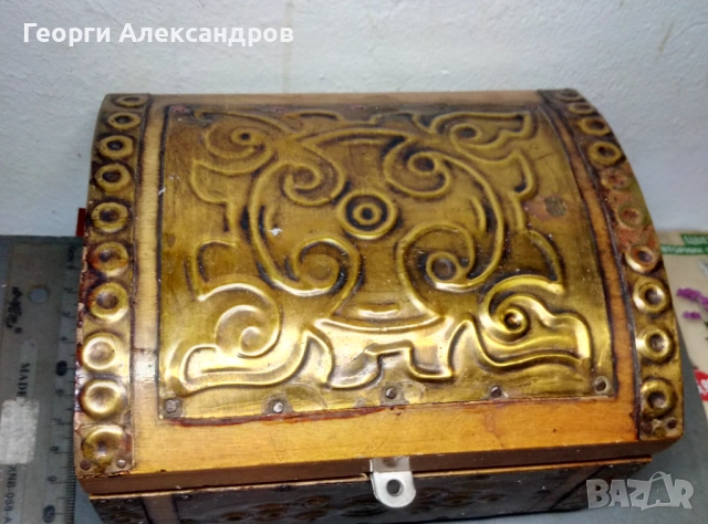 Стара ДЪРВЕНА КУТИЯ за БИЖУТА Тип РАКЛА с КРАСИВ МЕДЕН ОБКОВ, снимка 2 - Антикварни и старинни предмети - 54223102