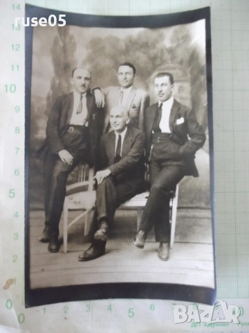 Снимка на четирима мъже на пейка във фотостудио стара