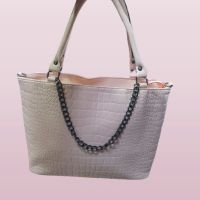 Изисканост и удобство в едно: Дамска чанта със синджир, снимка 4 - Чанти - 45655114