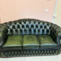 Троен зелен диван Честърфийлд от серията Бъкингам естествена кожа, снимка 1 - Дивани и мека мебел - 45282997