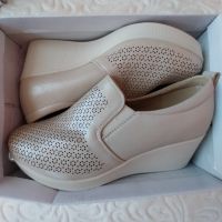 Бежови обувки с перлен ефект, снимка 1 - Дамски ежедневни обувки - 45495276