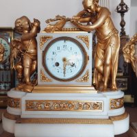 Френски каминен бронзов часовник+бронзови вази/материал-позлатен бронз,мрамор/, снимка 3 - Стенни часовници - 45074322