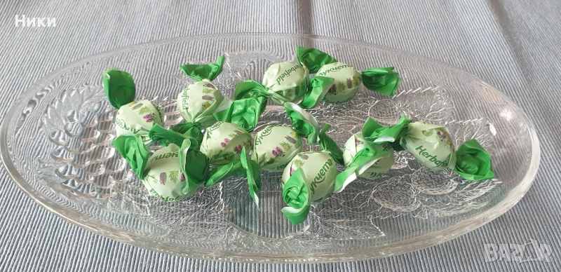 Стъклена чиния с декоративни елементи , снимка 1