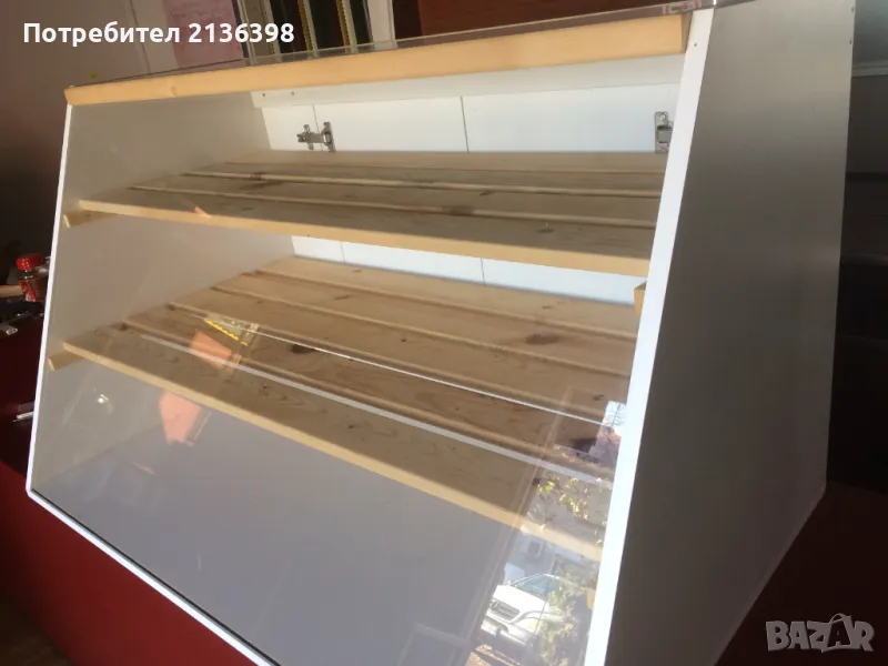 Продавам дървена витрина , снимка 1