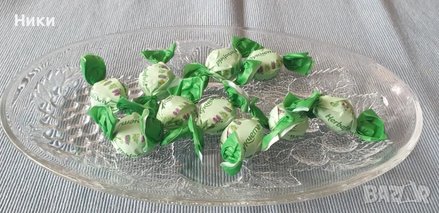 Стъклена чиния с декоративни елементи 