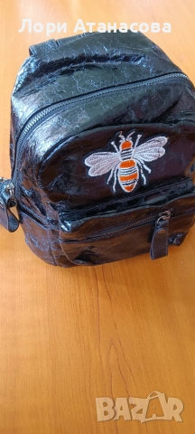 Дамска раница от еко кожа, малка, синя с щампа пчела, снимка 2 - Чанти - 54101116