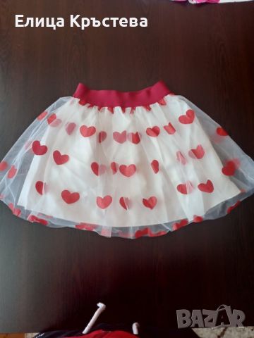Страхотна бяла поличка на червени сърца с блясък , снимка 1 - Детски рокли и поли - 45703021