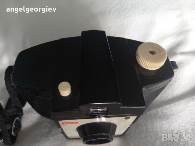 Фотоапарат Kodak Brownie Cresta. 1955г., снимка 4 - Антикварни и старинни предмети - 52774541