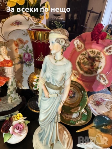 Capodimonte Italy  Circa 1987 Dear Studio figurine of an elegant lady’s Код P2068, снимка 3 - Декорация за дома - 53998008
