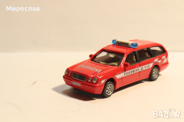 1:64?? HONGWELL MERCEDES BENZ E ПОЖАРНА КОЛИЧКА МОДЕЛ, снимка 3 - Колекции - 53605882
