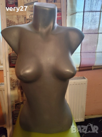 пластмасов манекен сив