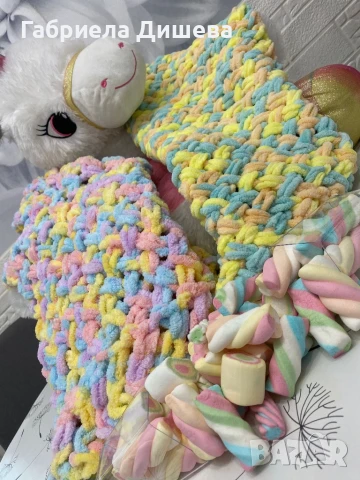 Ръчно плетени одеалца, шапки и шалове.