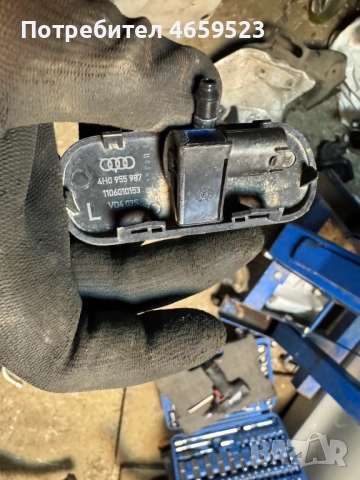Лява пръскалка на преден капак на Ауди Audi A8 D4 H4 само за 30лв. 4H0955987, снимка 2 - Части - 52541144