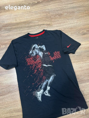 Оригинална мъжка тениска Nike  King LEBRON JAMES Shatter Glass Dunking Graphic , S размер, снимка 3 - Тениски - 54219949