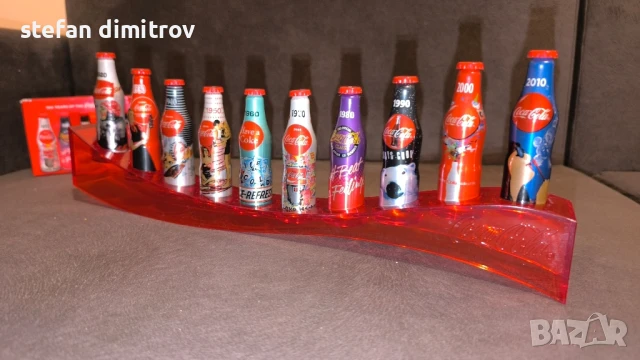 Coca Cola 100 години комплект бутилки, 10 мини алуминиеви бутилки с поставка, снимка 9 - Колекции - 51381111