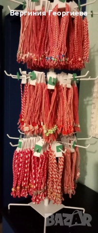 РАЗПРОДАЖБА на мартеници - въртележка с над 2000 бр. връзки 