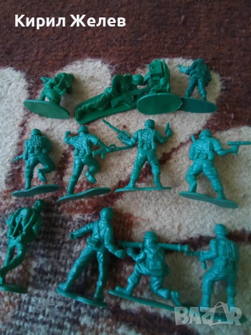 Войници пластмасови 12 броя 51737, снимка 4 - Колекции - 52105571