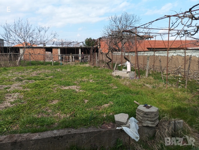 Продавам двуетажна къща в село Тополово., снимка 2 - Къщи - 53950710