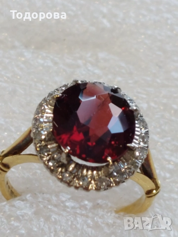 Съвременен дамски златен пръстен 18к с прекрасен гранат и диаманти.Има и сертификат, снимка 3 - Пръстени - 52211544