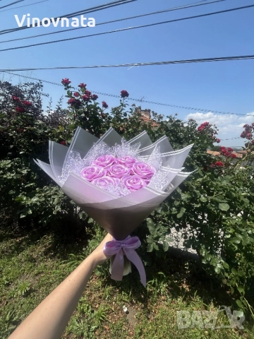 Букет " 7 сатенени рози с мрежа пуканка ", снимка 2 - Изкуствени цветя - 51632156