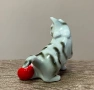 Винтидж порцеланова миниатюра „Коте с червена топка“, снимка 3