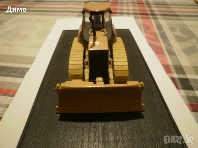 булдозер- макет в отлично състояние, снимка 4 - Коли, камиони, мотори, писти - 52949418