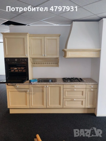 Чисто нова дървена кухня с уреди