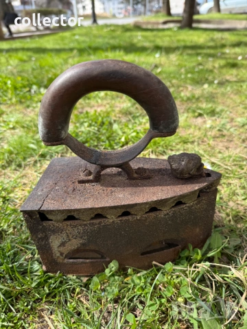 Стара ютия на дървени въглища с лъв. №7952