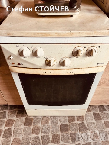 Продавам работеща готварска печка 2 газ 2 ток