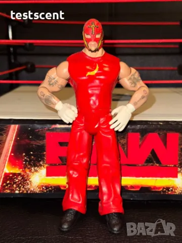 Екшън фигура WWE Rey Mysterio Рей Мистерио 2003 Red Jakks Pacific USA figure играчка, снимка 7 - Колекции - 48437730