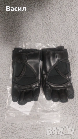 Боксови ръкавици и ръкавици за кикбокс