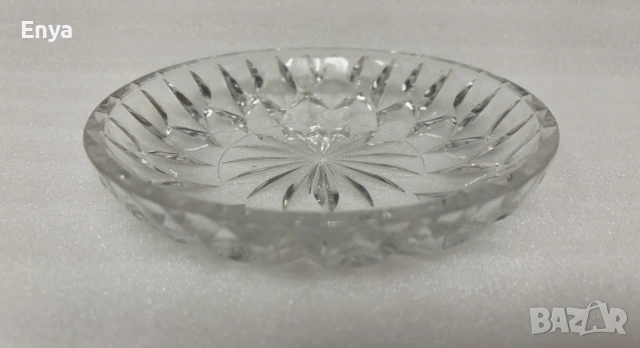 Изящно шлифована стъклена купа