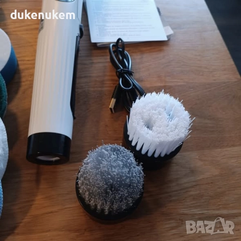 Електрическа въртяща се четка за почистване с дълга дръжка и 8 приставки, 2 скорости, акумулаторна, снимка 9 - Други стоки за дома - 52303241