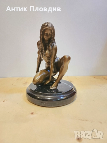 Фигура в движение – подписана бронзова скулптура