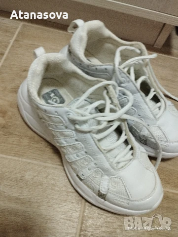 Продавам бели маратонки за широк крак номер 40