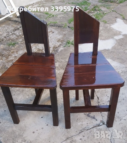 Два ръчно изработени дървени стола