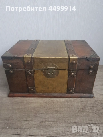 Стара дървена кутия с бронзов обков