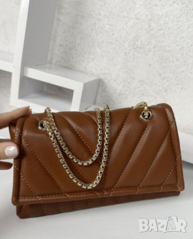 Компактна ватирана кафява чанта с капак и дръжка за рамо тип синджир 30x20см