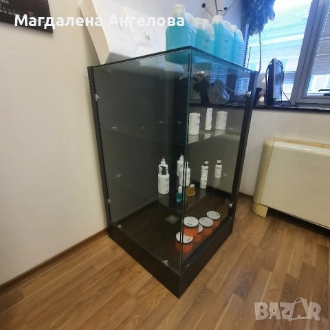 Стъклен шкаф-витрина