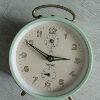 № 7485 стар часовник PETER  - настолен часовник / будилник  - механичен  - работещ  - метален корпус, снимка 4 - Други ценни предмети - 45386416