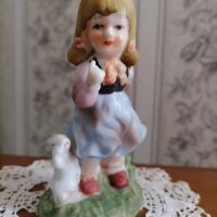 Момиче от бисквитен порцелан и Жаба талисман  , снимка 1 - Антикварни и старинни предмети - 45795497