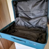 Голям куфар от полипропилен с предпазен калъф, снимка 7 - Куфари - 45147909