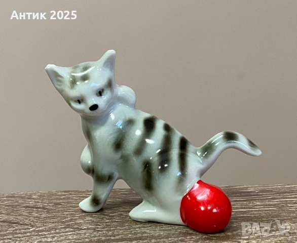 Винтидж порцеланова миниатюра „Коте с червена топка“