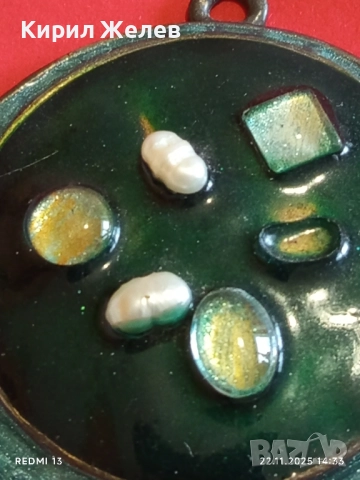 МЕДАЛЬОН с ЕМАЙЛ УКРАСЕН с КАМЪНИ и СЕДЕФ с ГЛАНЦОВО ПОКРИТИЕ 51396, снимка 3 - Колиета, медальони, синджири - 52502623