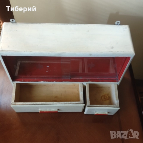 Дървена аптечка шкафче от соца/ретро, снимка 4 - Колекции - 51982930